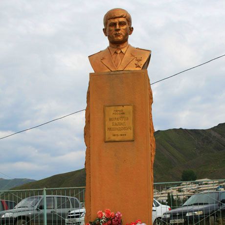 Памятник Герою России Мурачуеву Халиду (сел. Кули)